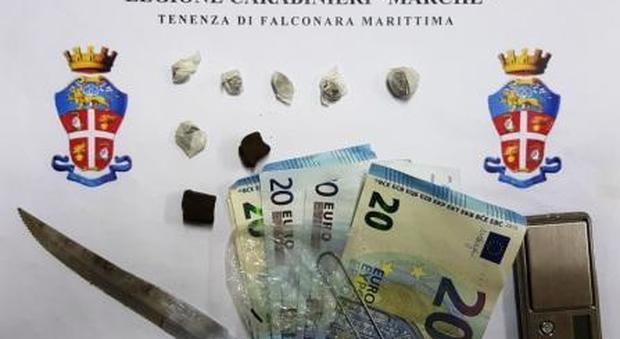 Il materiale sequestrato dai carabinieri di Falconara