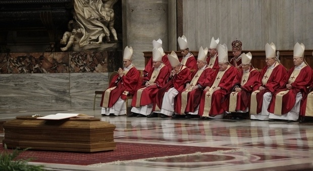 Vaticano, funerali solenni per il cardinale che copriva i pedofili Presente anche ambasciatrice Usa