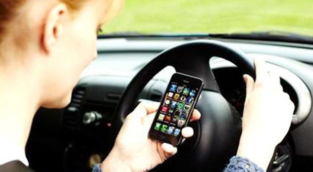 Inviare o ricevere sms al volante, una pratica molto pericolosa