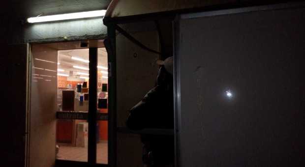 Assalto al Conad: un senegalese si scaglia contro i rapinatori Loro armati di fucile, lui li insegue con una sedia