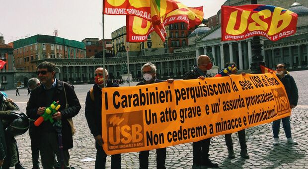 Perquisizione sede Usb Roma, a Napoli in piazza con pistole ad acqua: «Le nostre armi sono gli scioperi»