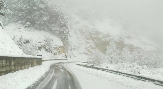 Frosinone, 23 persone bloccate nelle auto dalla tormenta di neve a Forca d'Acero: soccorse. Lo sfogo del sindaco di San Donato