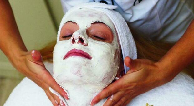 Ossessione viso, la pelle perfetta dà dipendenza: l'allarme dei dermatologi per la dermorexia