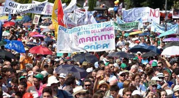 "Family Day", centinaia in piazza contro le unioni civili. Gli organizzatori: "Siamo un milione"