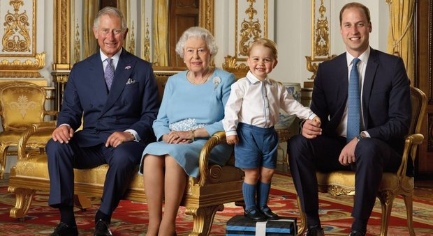 La regina Elisabetta compie 90 anni Quattro generazioni in uno scatto