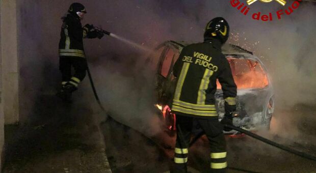 Salento, altre due auto in fiamme: distrutte una Renault Scenic e una Citroen Pluriel. Danneggiati anche prospetto e infissi di un'abitazione