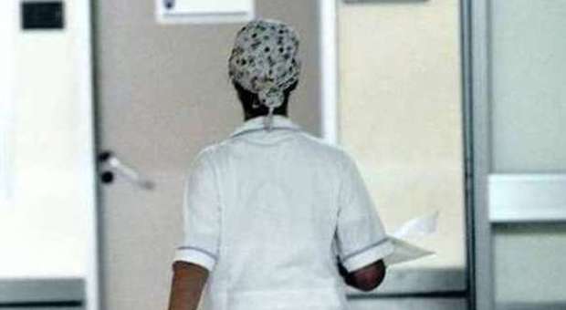 Infermiera dell'ospizio denunciata: «Ha lasciato morire un paziente»