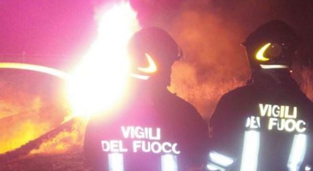 Maccarese, incendio all'oleodotto chiusa la Roma-Civitavecchia all'altezza del chilometro 11