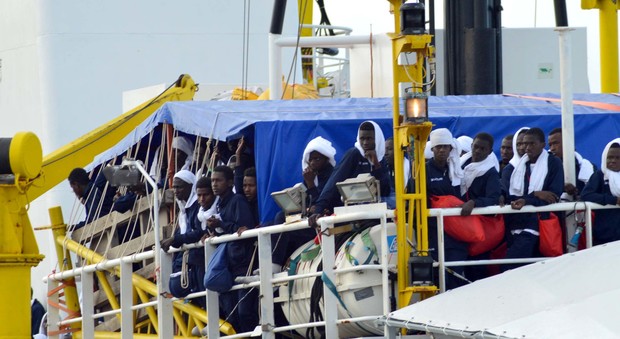Sbarcati al porto altri 520 migranti