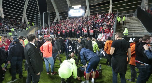 Crolla una balaustra allo stadio di Amiens: 26 feriti, partita sospesa