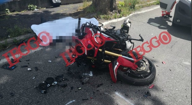 Roma, incidente choc sulla Salaria: moto si schianta contro un furgone, morto un uomo di 62 anni