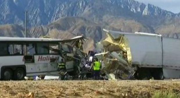 California, scontro tra autobus e camion: almeno 11 morti