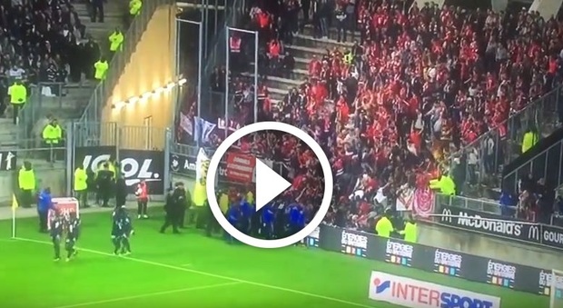 Amiens-Lille, crolla la balaustra dello stadio: "26 feriti, 4 sono in fin di vita". Le immagini choc