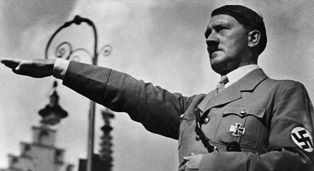 Professore delle Superiori fa gli auguri ad Adolf Hitler: esplodono le proteste