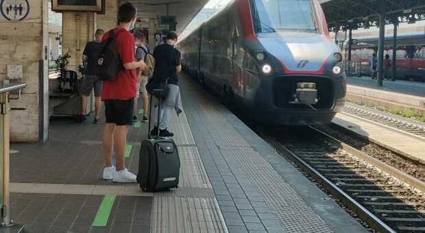 La stazione di Ancona: i treni hanno ritardi di un'ora per un guasto a Senigallia