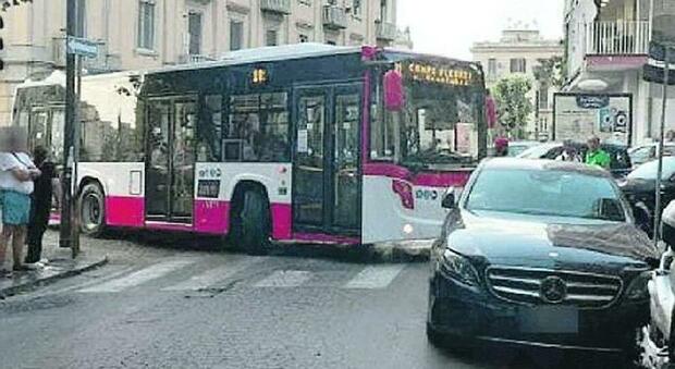 Bus a Napoli, il flop dei controlli: auto in sosta selvaggia e gli autisti cambiano percorso