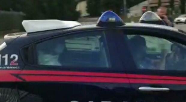 Due Carrare. Auto dei carabinieri si schianta contro la vettura di una donna ferma al semaforo: tre feriti