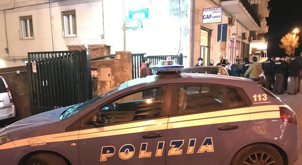 Terrore nel centro di Salerno, donna incinta ferita al volto durante una rapina