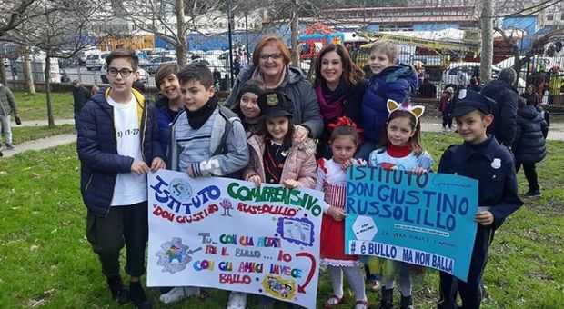 Napoli, parata di Carnevale contro il bullismo: scuole e associazioni sfilano a Pianura