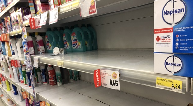 Coronavirus, supermercati presi d’assalto: scaffali vuoti da Ostia ai Parioli
