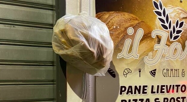 Pane e pizza sospesi fuori al negozio: così si aiuta chi è colpito dalla pandemia