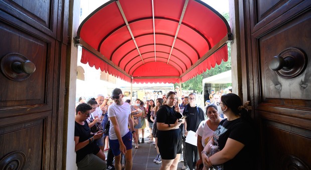 Rimini, la truffa dell'hotel non si ferma: centinaia di famiglie in arrivo «Attenti alle caparre su c/c esteri»