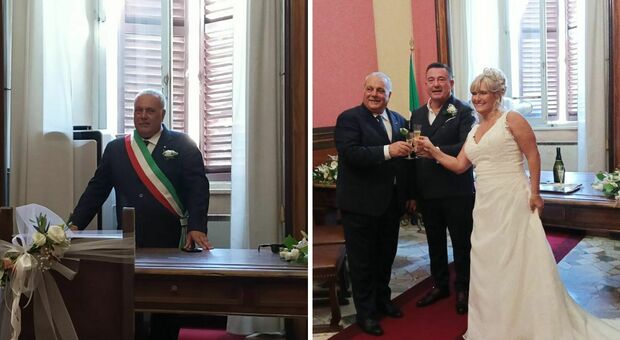 Il luogotenente Pasquale Cerfolio indossa la fascia tricolore e unisce in matrimonio Giorgio e Daniela