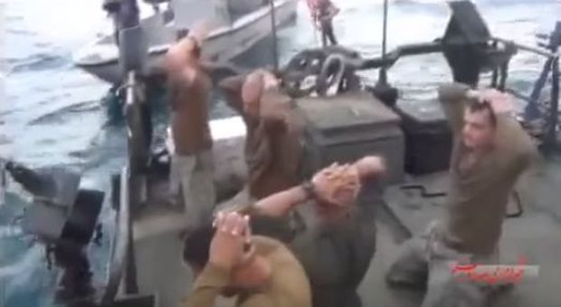 Tensione Iran-Usa: spunta il video choc della cattura di dieci marinai americani