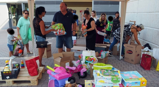 Il punto di raccolta giocattoli e libri per i bimbi terremotati realizzato a Foligno