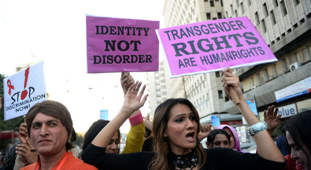 Arabia saudita, due transgender uccisi dalla polizia: infilati in sacchi e bastonati a sangue