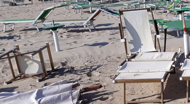 San Benedetto, vandali scatenati in spiaggia: danneggiati due chalet