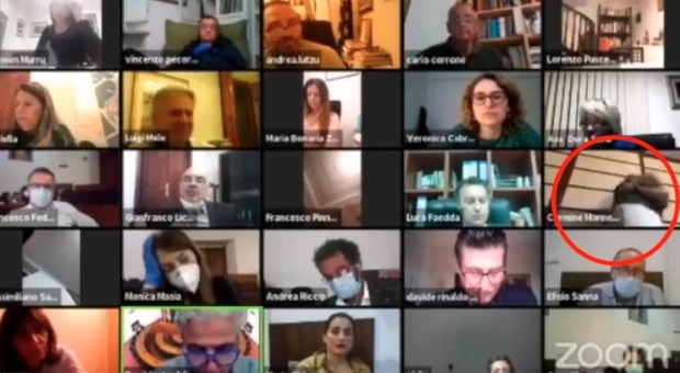 Si spoglia con la webcam accesa: gaffe a luci rosse al consiglio comunale in streaming