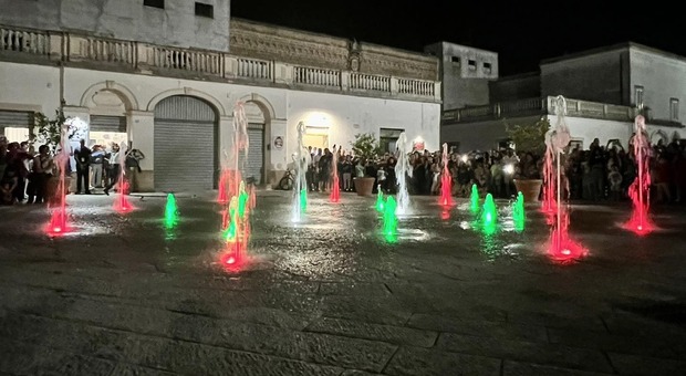 Una fontana artistica: in piazza giochi d'acqua e luci colorate