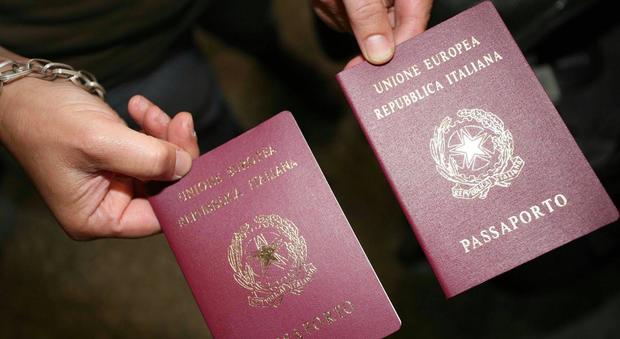 Passaporti italiani riciclati per far viaggiare i terroristi: 11 arresti