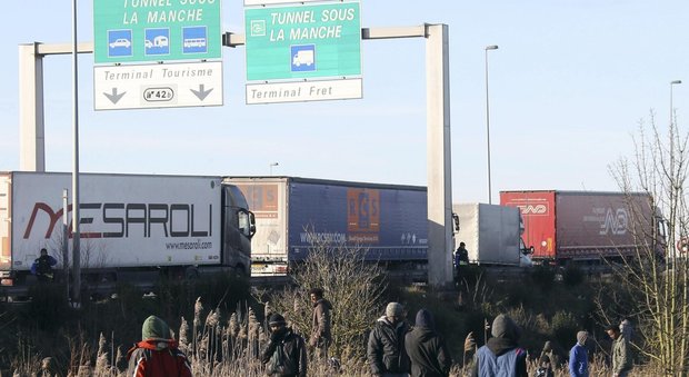 Gran Bretagna pronta a costruire muro anti-migranti sull'autostrada per Calais