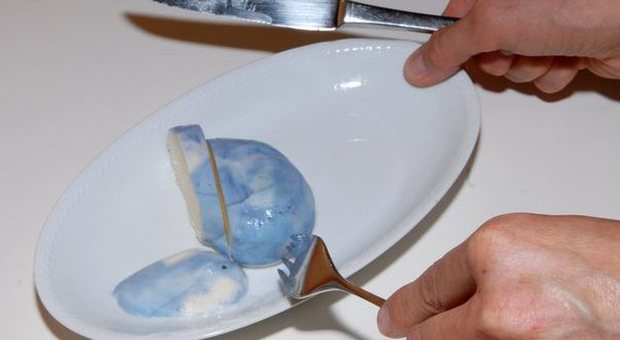 Mozzarelle blu, ricercatori padovani scoprono la causa: è un "pesticida"