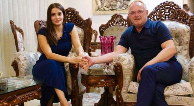 Il ministro Sandberg, 58 anni, e la fidanzata Baharehs Letnes, riifuguiata, ex Miss Iran