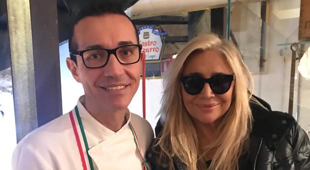 Mara Venier e Renato Zero, cena in pizzeria a Napoli: fan in delirio da Sorbillo