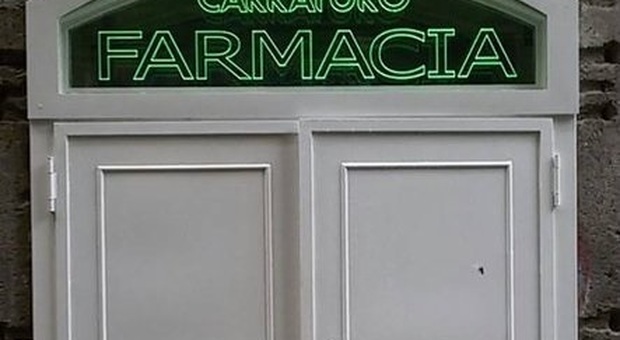 Napoli, rapina in farmacia in pieno giorno, commercianti nel panico: «Non è mai successo al centro storico»