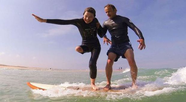 La 52enne francese che fa surf con una gamba sola