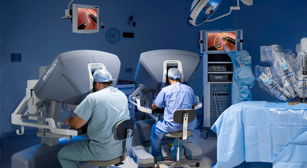 Apple Pro, operazione chirurgica con il visore all'ospedale di Catania: è la prima volta, può essere una svolta