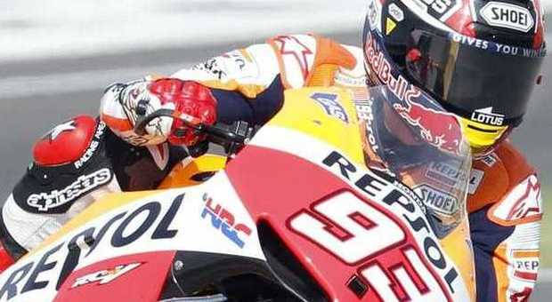 Marc Marquez in sella alla sua Honda ufficiale sulla pista di Valencia