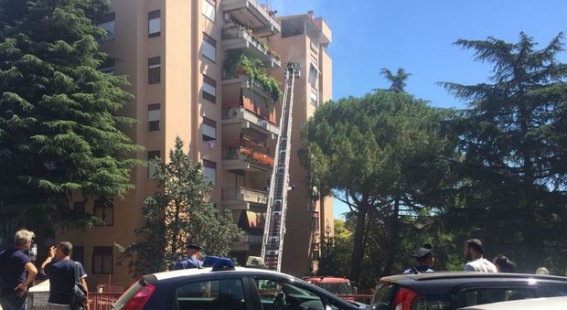 Roma, fiamme in un palazzo alla Pisana: inquilini evacuati dai balconi