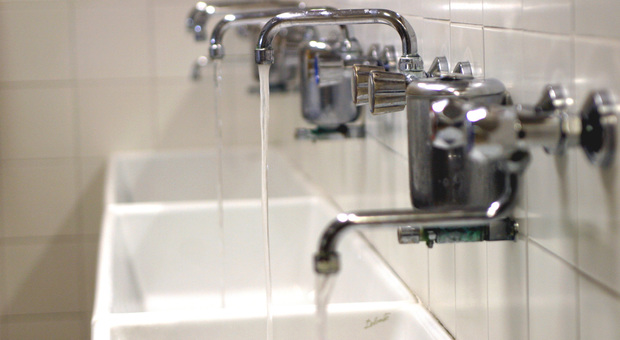 Acqua puzzolente dai rubinetti: il sindaco revoca l'ordinanza, si può bere