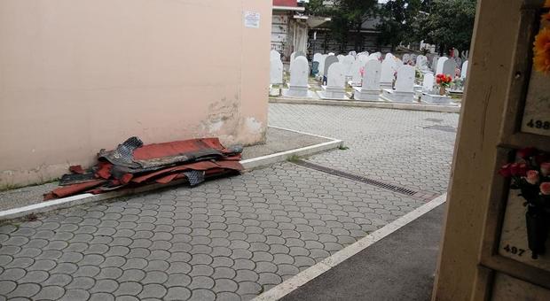 Ponticelli, guaina «dimenticata» accanto ai defunti nel cimitero