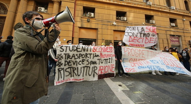 Napoli, studenti in piazza: «Non siamo untori, il Covid circola sui mezzi affollati»