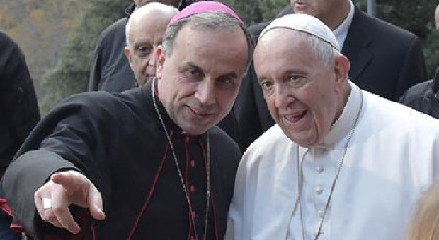 Il neo vescovo con il Papa (foto Famiglia cristiana)
