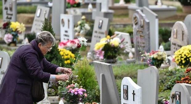 Ladri sacrileghi nei cimiteri: sparisce tutto, dai fiori alle sedie. La protesta dei parenti dei defunti