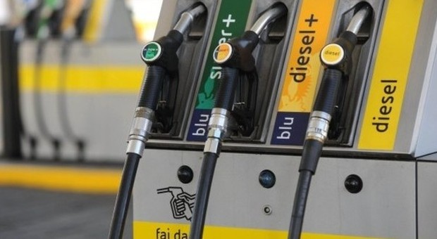 "La benzina senza le tasse costerebbe 44 centesimi al litro"