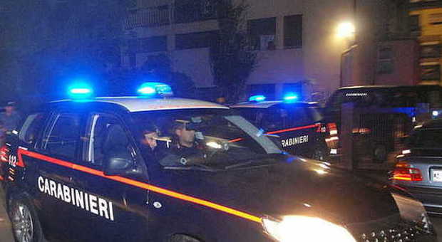 Rapinano un passante. Arrestati offendono i carabinieri: «Razzisti»